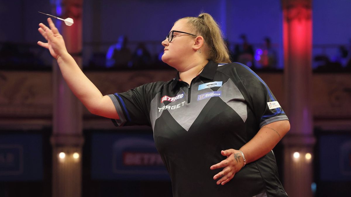 Nevídaný kousek, britská šipkařka porazila mistra světa. Sama přitom s muži hrát nechtěla